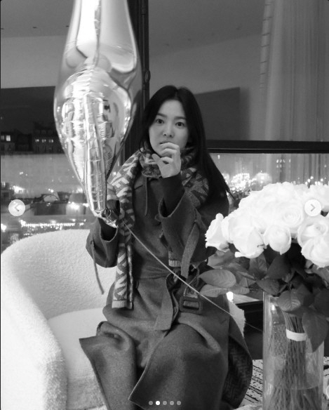 '파리 도착!' 송혜교, 오랜 비행에도 지치지 않는 '우아한 미모'