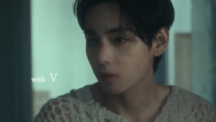 [SC초점] 아이유-뷔 '러브 윈즈 올' MV, 진짜 장애인 비하 같나요…