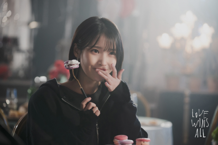 [SC초점] 아이유-뷔 '러브 윈즈 올' MV, 진짜 장애인 비하 같나요…