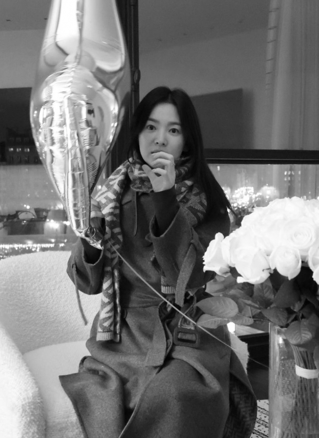 송혜교, 프랑스 파리 사로잡을 청초美..흑백 사진에 분위기↑