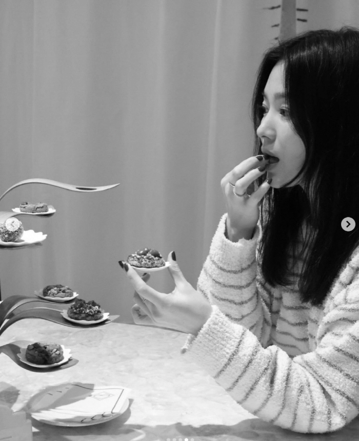 송혜교, 프랑스 파리 사로잡을 청초美..흑백 사진에 분위기↑