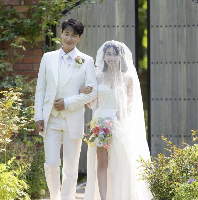 '이지훈♥' 아야네 "일본 결혼식 사진, 비용 비싼데도 야외식 허락해준 …