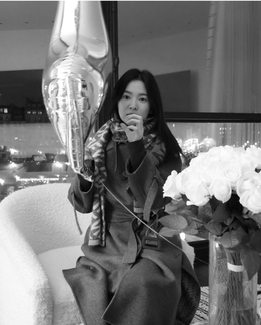 "매 순간이 영화·디저트 먹는 모습마저 여신" 송혜교, 파리 근황 공개