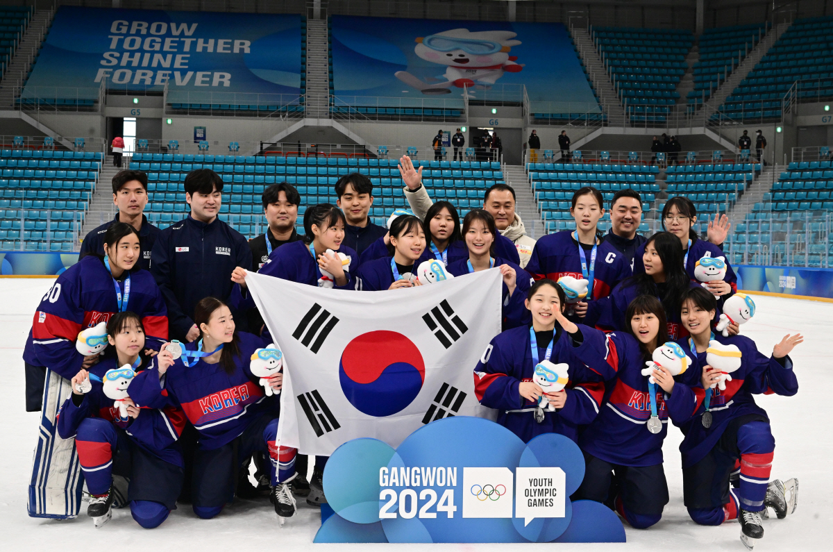 대한민국 아이스하키 소녀들의 '중꺾마'쾌거,강원2024 첫 은메달!