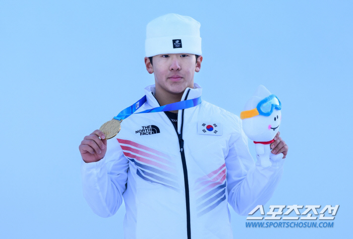'천재 스노보더'이채운,금빛으로 날았다...대한민국 3번째金[강원2024…