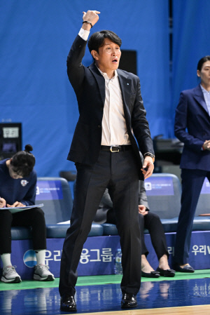 회장님의 무서운 '예감'. 역대 최초 300승! 우리은행 위성우 감독 금자탑을 쌓다