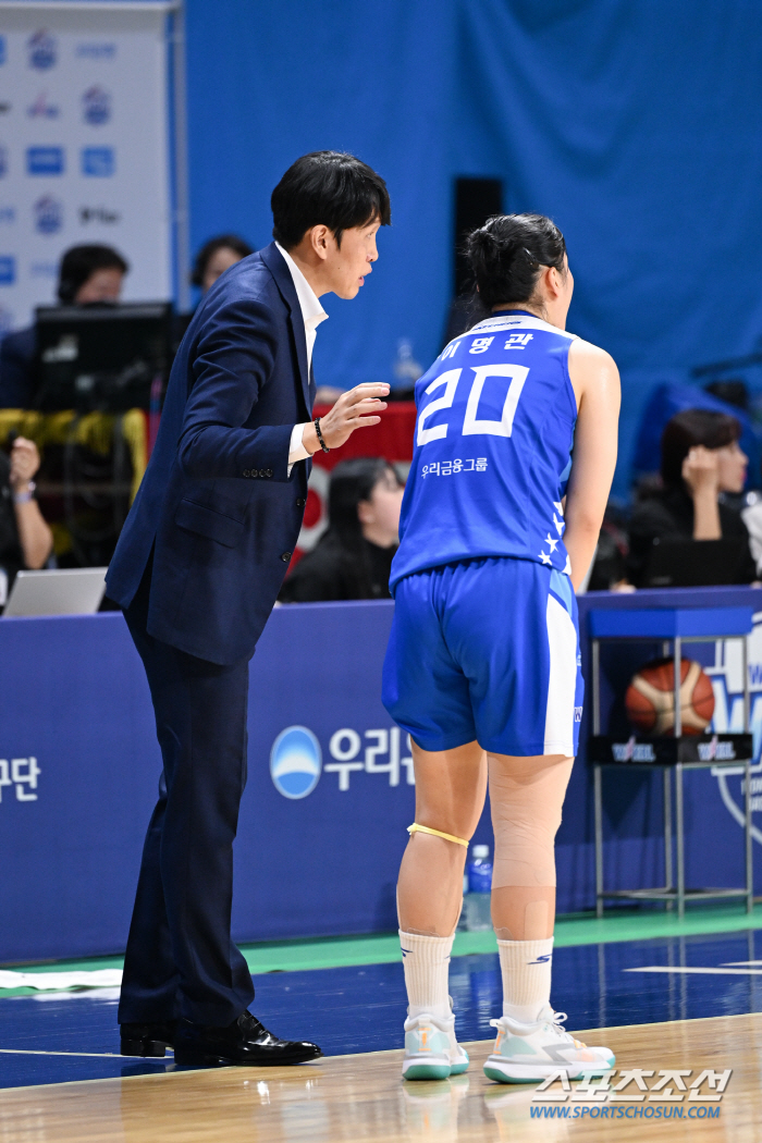 [현장인터뷰] 역대최초 300승 우리은행 위성우 감독 "하나원큐로 간 김정은, 은퇴한 양지희도 생각났다"