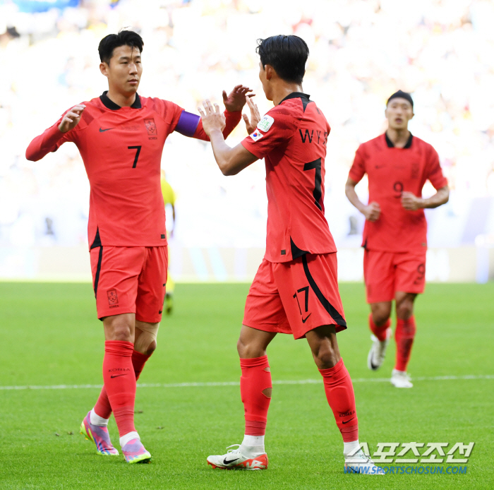 "지금 몇시? 득점할 시간!" 亞컵 선발데뷔전→데뷔골 정우영, 말레이 대…