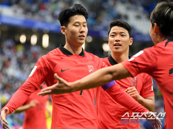 "'64년 만의 亞 정상 도전'이란 말이 창피" 韓 축구, 더 이상 '황…