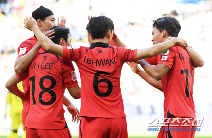 "'64년 만의 亞 정상 도전'이란 말이 창피" 韓 축구, 더 이상 '황…
