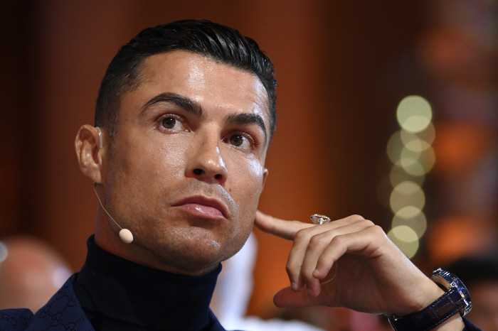 "사우디 이적? 돈 때문이잖아" UEFA 회장의 팩트 폭격 "역사는 살 …