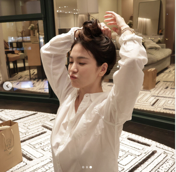 '입술 츄~' 송혜교 맞아? 긴 머리 틀어올리며 '깜찍+섹시'