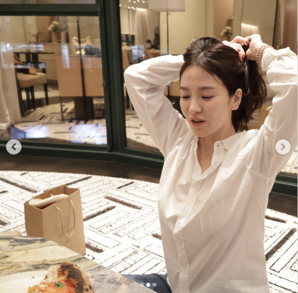 '입술 츄~' 송혜교 맞아? 긴 머리 틀어올리며 '깜찍+섹시'