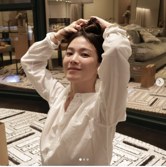 '입술 츄~' 송혜교 맞아? 긴 머리 틀어올리며 '깜찍+섹시'