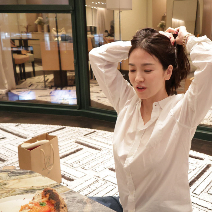 행사 끝, 무장 해제..송혜교도 피자 앞에선 머리 질끈→바닥 털썩