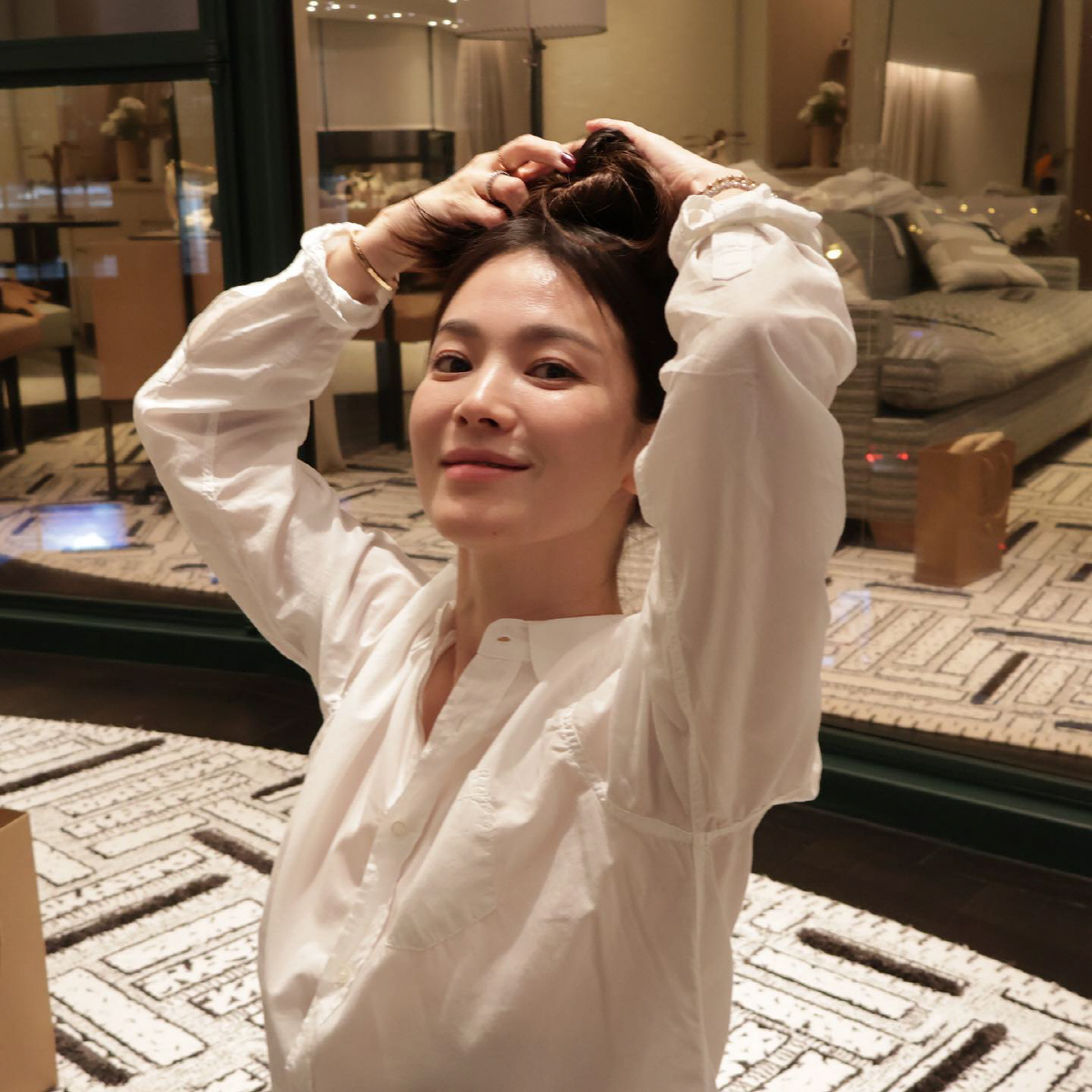 행사 끝, 무장 해제..송혜교도 피자 앞에선 머리 질끈→바닥 털썩