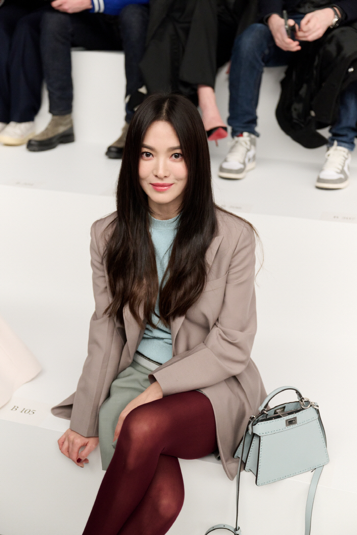 행사 끝, 무장 해제..송혜교도 피자 앞에선 머리 질끈→바닥 털썩