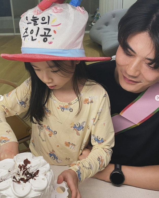 기성용♥한혜진 딸, 연예인들도 극찬한 비주얼…다 가진 생일파티 "여전히 …