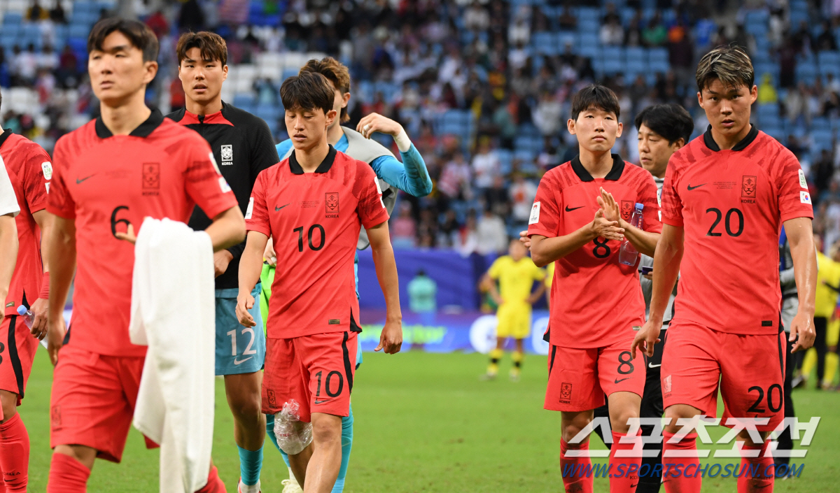국제적 가십거리로 전락한 한국축구…영국언론 "거인 일본 피하려고 고의 실…