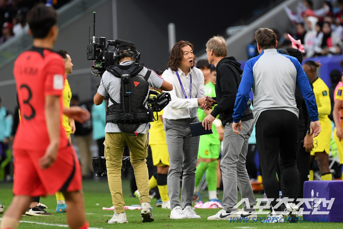 국제적 가십거리로 전락한 한국축구…영국언론 "거인 일본 피하려고 고의 실…