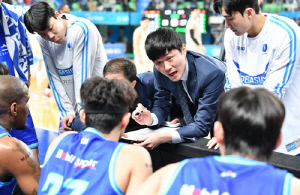 '3점 16방' 한국가스공사, 프로농구 선두 DB 대파하고 3연승