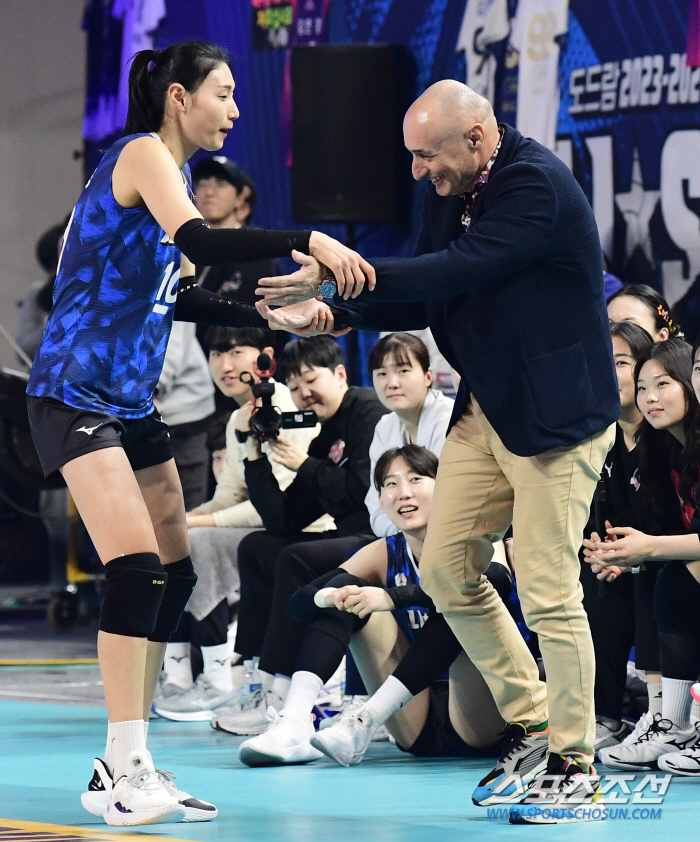 천하의 김연경도 "새벽까지 연습했다"…팬투표 1위, 그만큼 값졌다