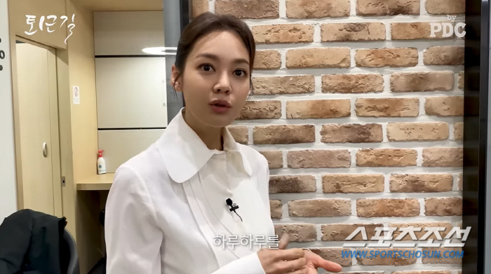 "잘한게 없는데 이런 응원이라니…". 안현모, '라이머 이혼' 뒤 SNS…