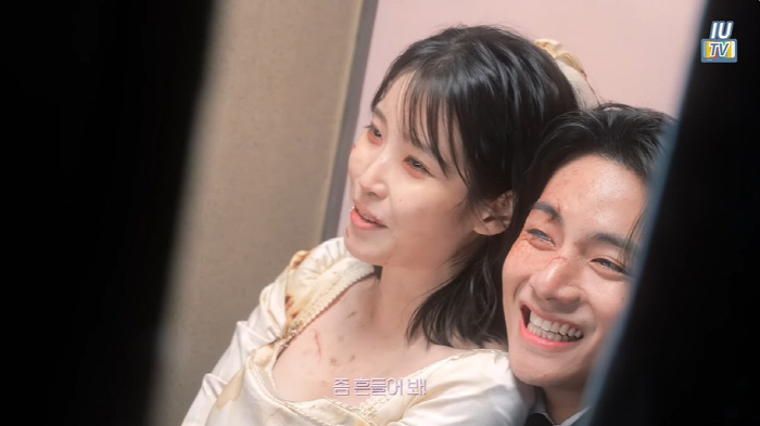 아이유 "신곡에 이 갈았다...MV로 고생한 뷔, 어떻게 갚아야 하나" …