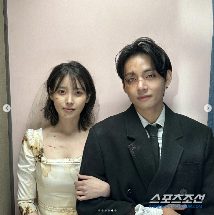 [SC이슈]뷔, 아이유 허리에 손을 '턱∼'. "누나 이쁘게 나왔다!"