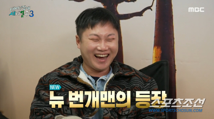 "별걸 다 보네". 빠니보틀, 팬티만 입고 빗속 질주…'가공육 몸매'로 …