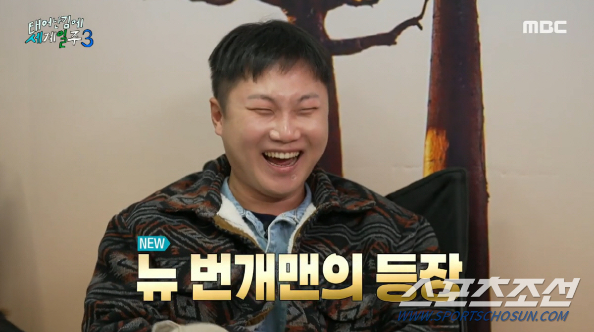 "별걸 다 보네". 빠니보틀, 팬티만 입고 빗속 질주…'가공육 몸매'로 …