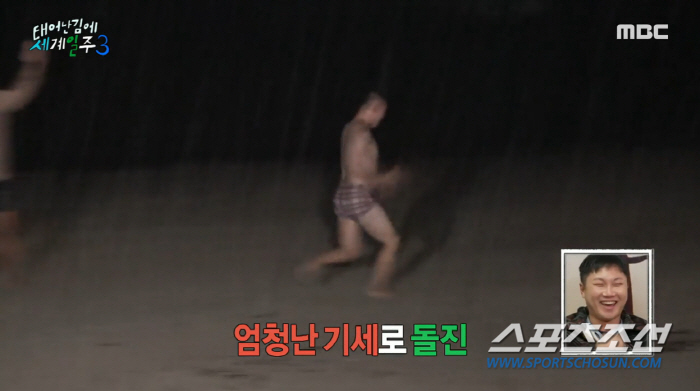 "별걸 다 보네". 빠니보틀, 팬티만 입고 빗속 질주…'가공육 몸매'로 …