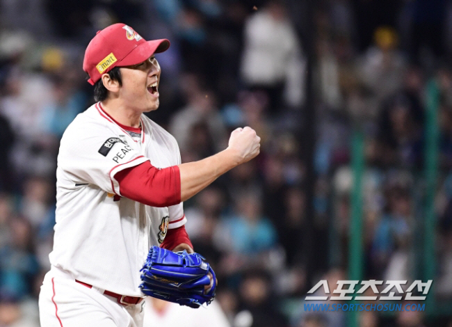 "가장 먼저 면담하겠다" 감독의 예고, 역대 최초 다년 계약 투수의 선택…