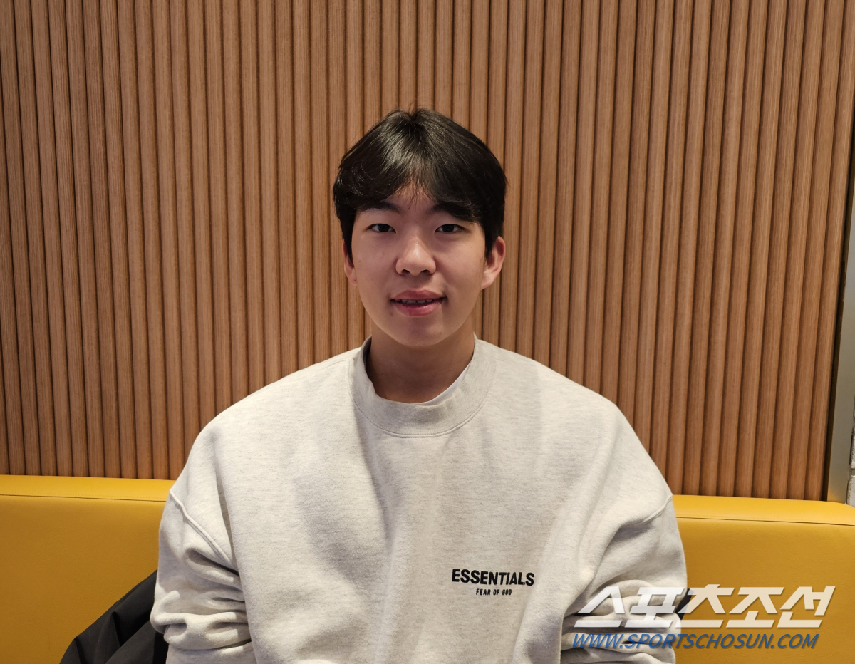 "나한테 공이 안왔으면" 바랐던 신인+초보 중견수…2년차엔 타격폼부터 바…