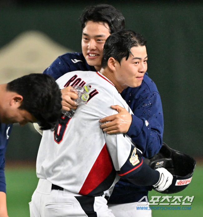 "올해도 부탁해, 홈런왕 노시환"  연봉 1억3100만원→3억5000만원 인상, 문동주는 3년차에 1억원