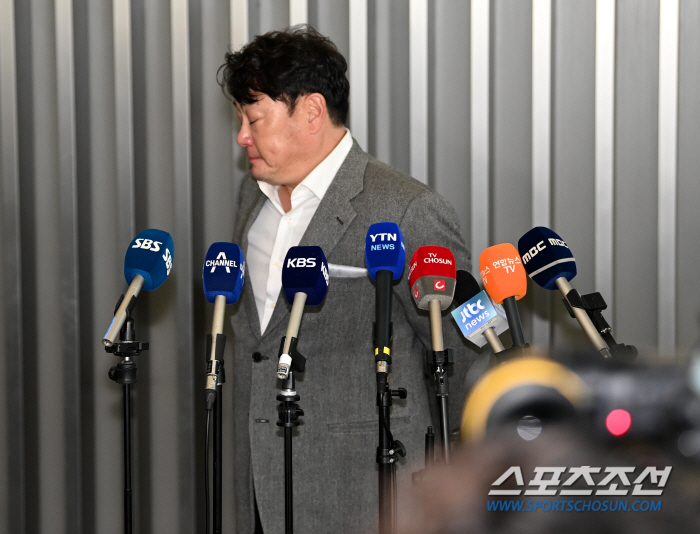 전지훈련 떠나는 날, 취재진 앞 눈시울 붉어진 KIA 진갑용 수석코치[인…