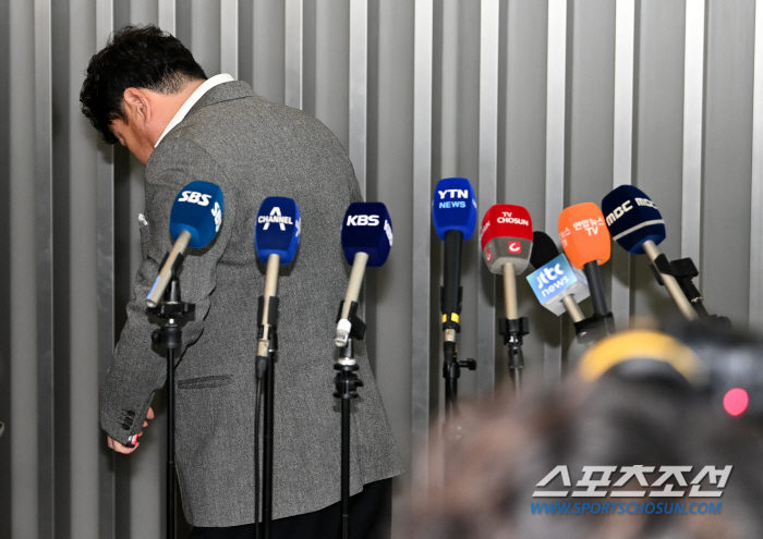 전지훈련 떠나는 날, 취재진 앞 눈시울 붉어진 KIA 진갑용 수석코치[인…