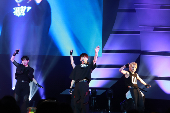 다크비, 日 도쿄서 첫 팬콘서트 성료…현지 팬들과 2024년 힘차게 시작