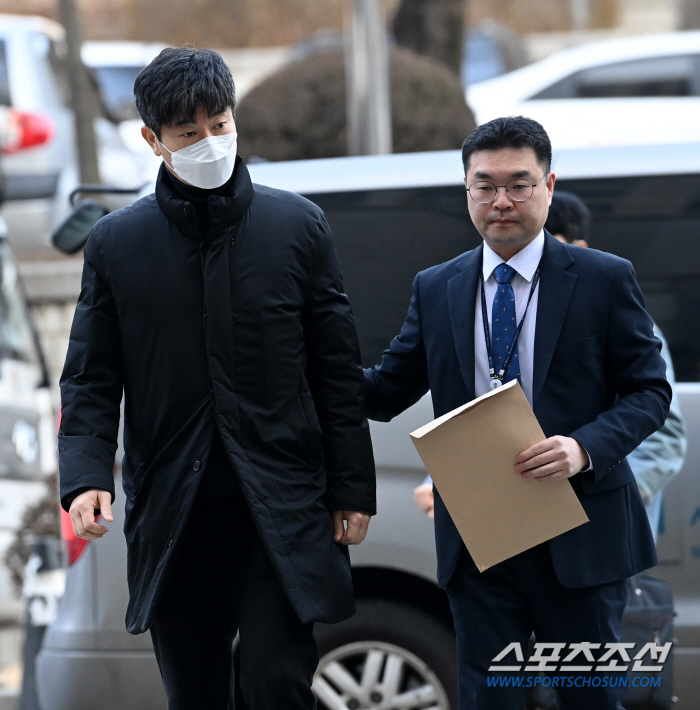 [속보] '충격의 구속 위기' 김종국 감독, '노코멘트'로 법원 출석