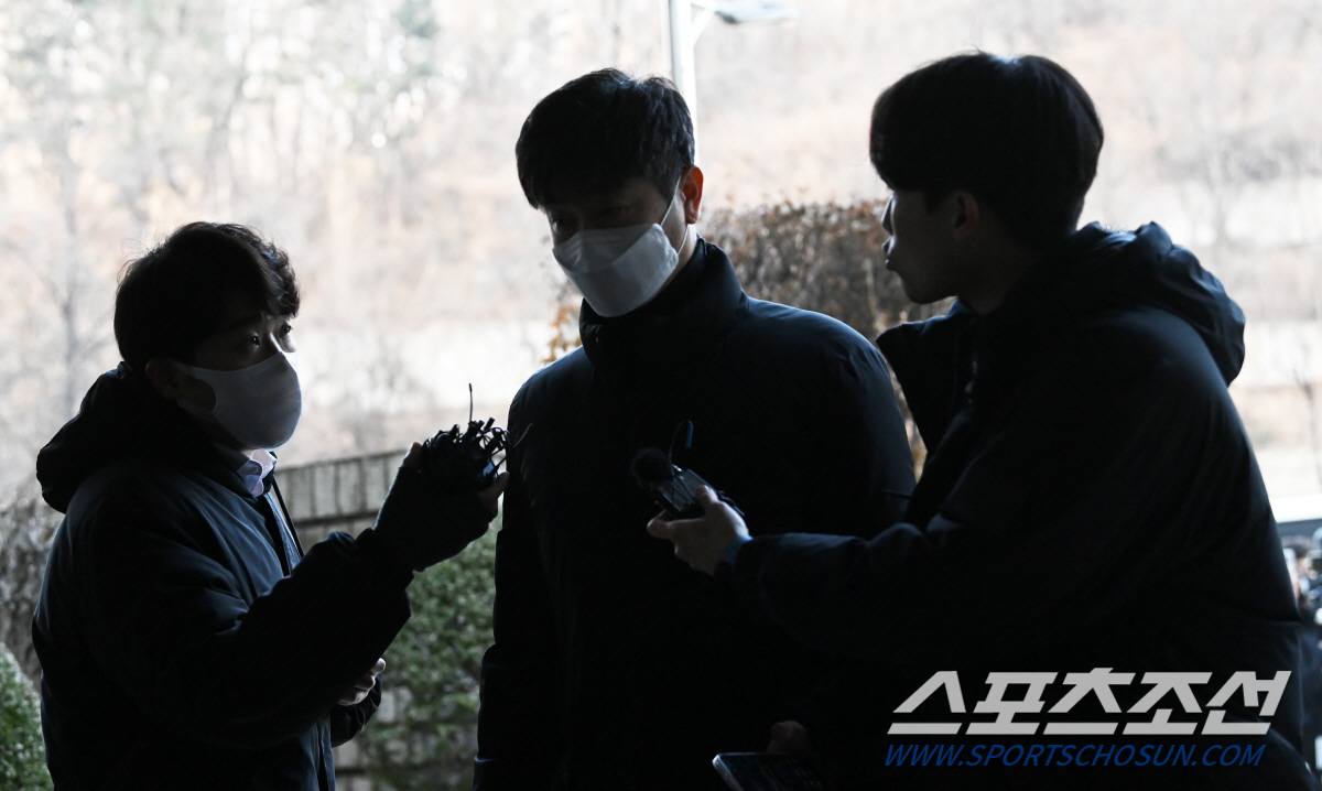 [속보] '충격의 구속 위기' 김종국 감독, '노코멘트'로 법원 출석