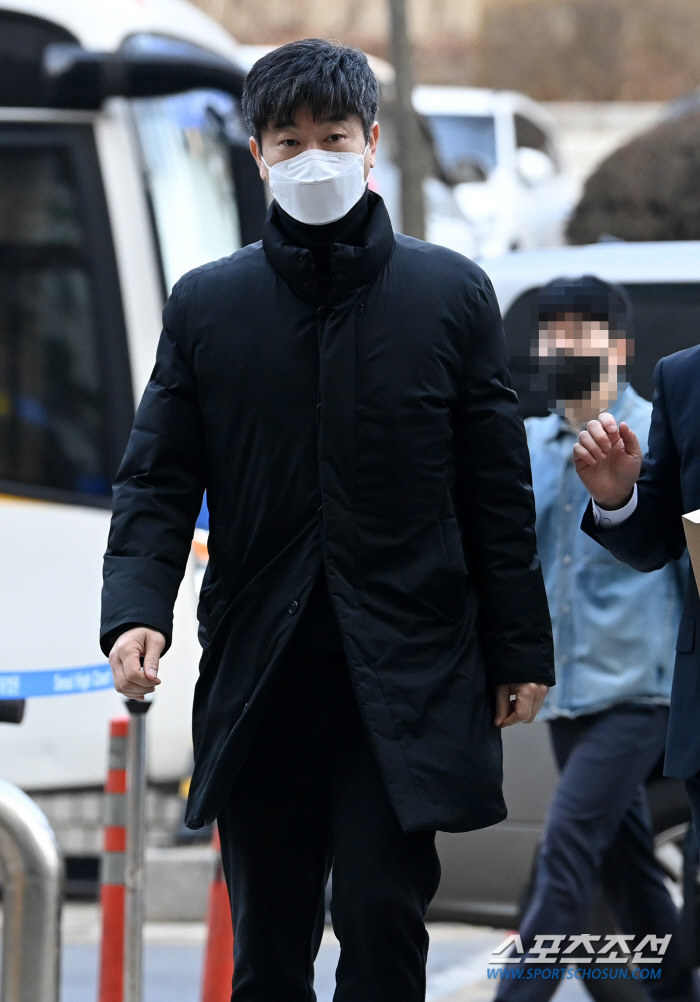 [속보] '충격의 구속 위기' 김종국 감독, '노코멘트'로 법원 출석