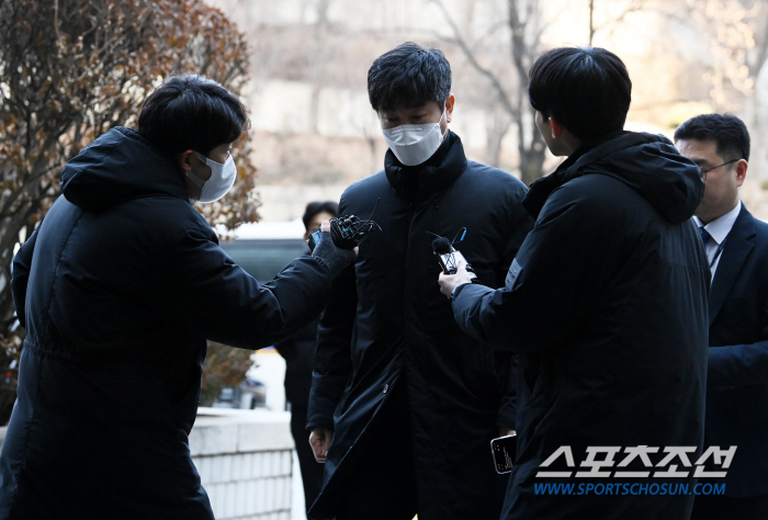 [속보] '충격의 구속 위기' 김종국 감독, '노코멘트'로 법원 출석