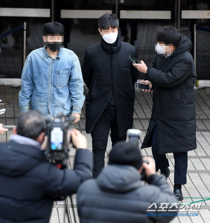 '뒷돈 받았냐'라는 질문에 묵묵부답...'배임수재 혐의' 김종국 전 감독…