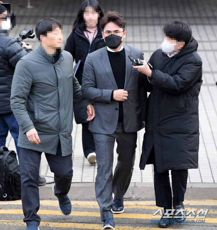 '뒷돈 받았냐'라는 질문에 묵묵부답...'배임수재 혐의' 김종국 전 감독…