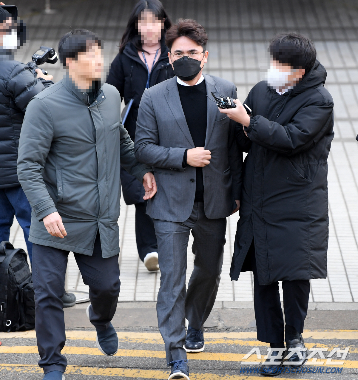 '뒷돈 받았냐'라는 질문에 묵묵부답...'배임수재 혐의' 김종국 전 감독…
