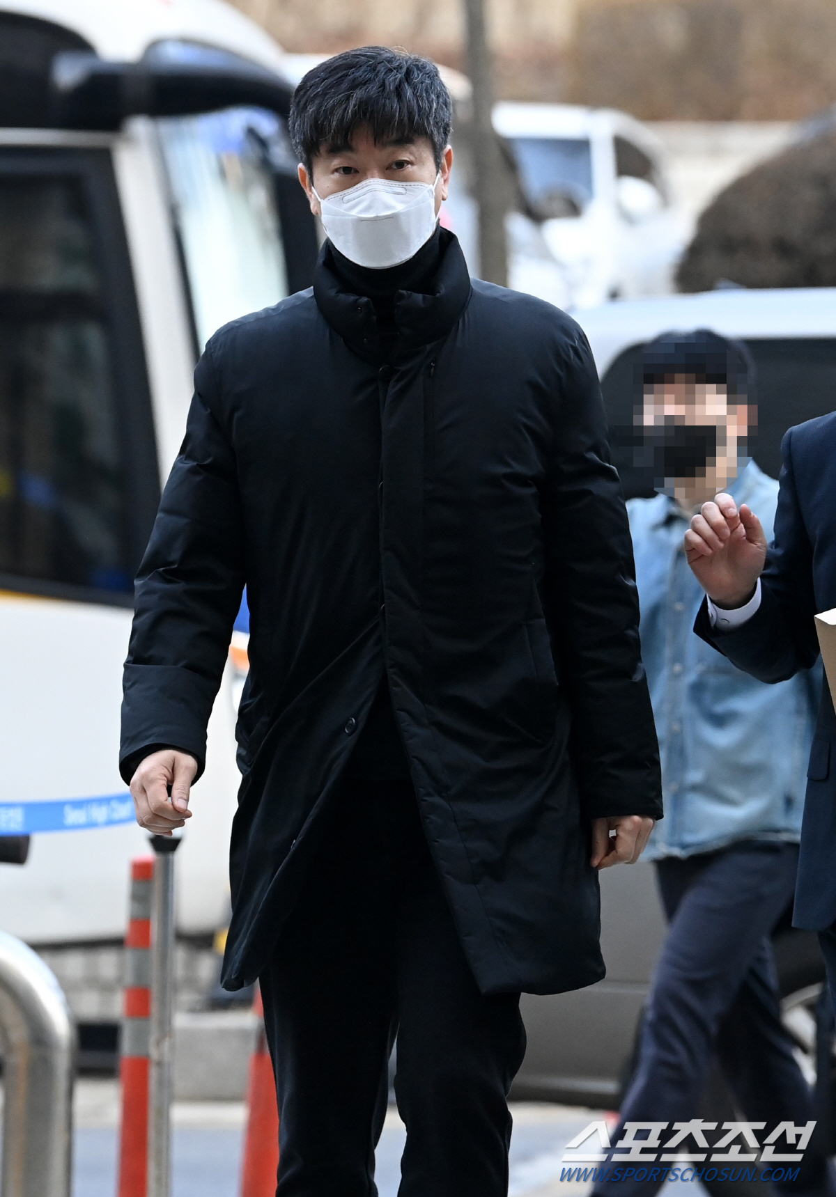 야구장 아닌 법원에서 볼 줄이야...'뒷돈' 파문 감독-단장, 사과도 변…