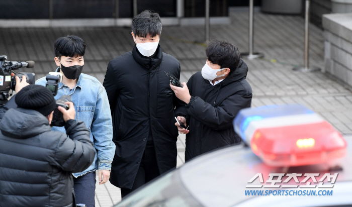 야구장 아닌 법원에서 볼 줄이야...'뒷돈' 파문 감독-단장, 사과도 변…