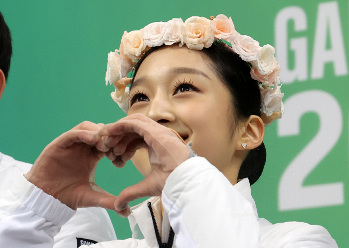 '15세 피겨요정'신지아,실수에도 빛난 '역전'은메달...日시마다 마오 …