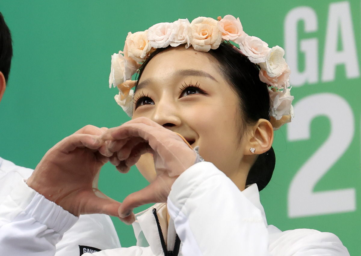 '15세 피겨요정'신지아,실수에도 빛난 '역전'은메달...日시마다 마오 …