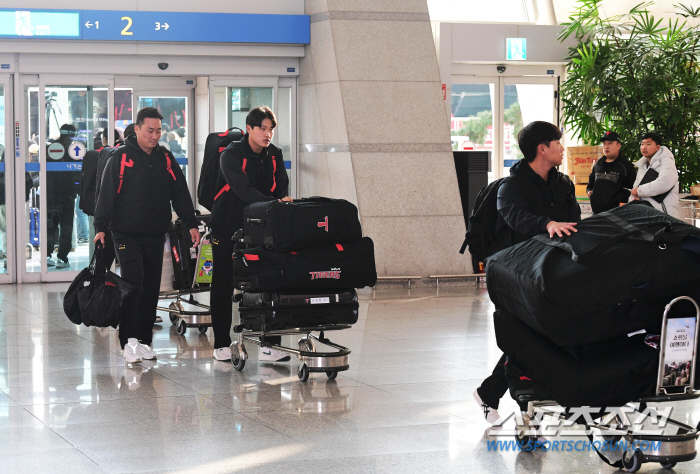 [인천공항 현장스케치]사령탑 없는 초유의 스프링캠프, KIA가 되뇌인 주…